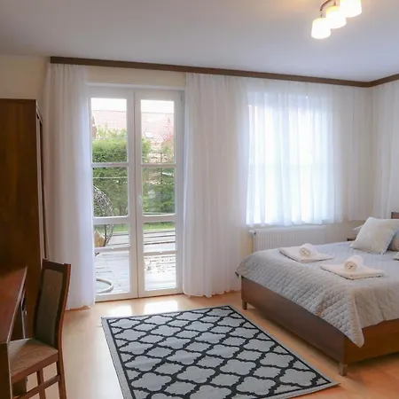 House לינה וארוחת בוקר